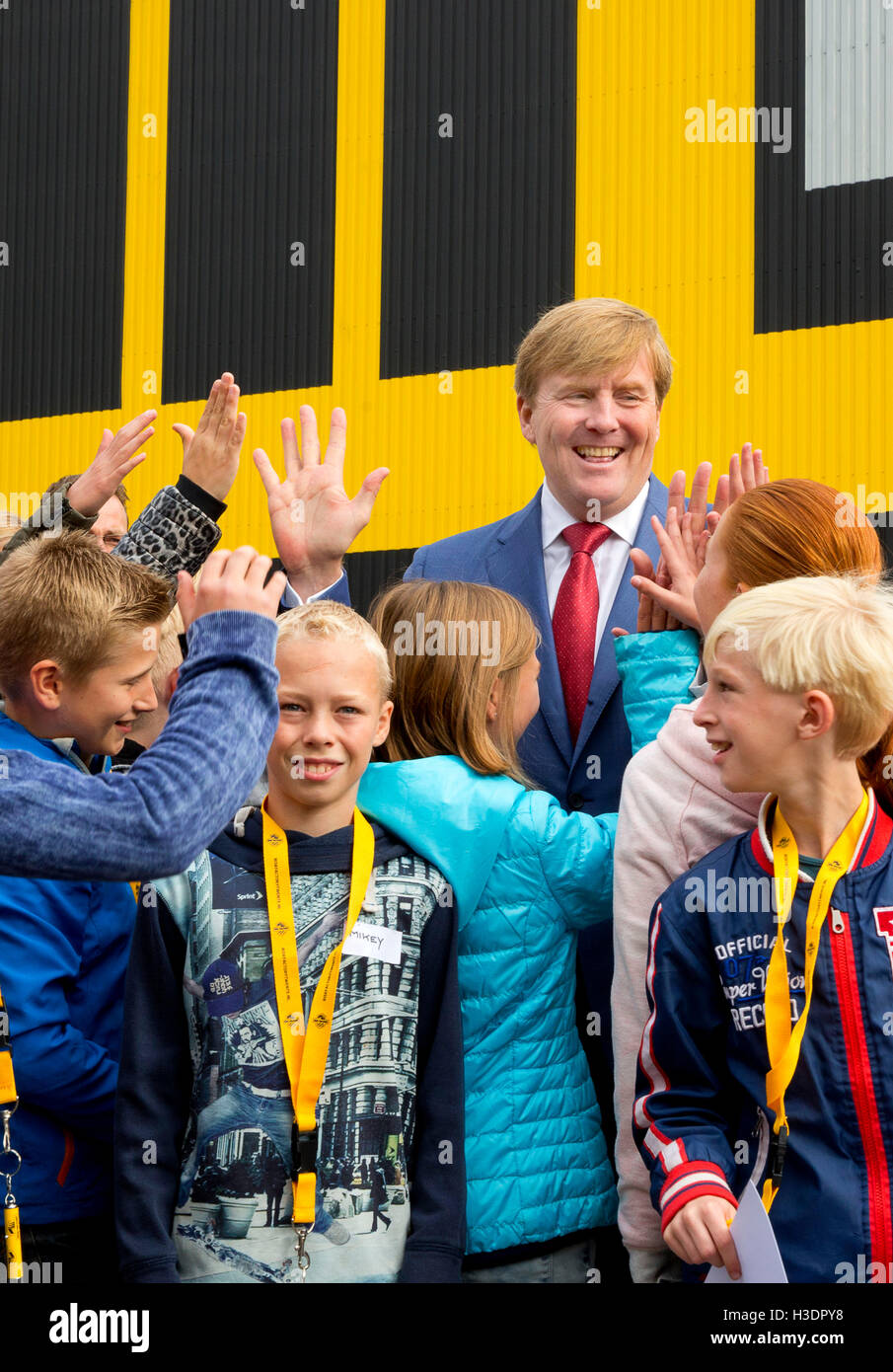 Deurningen, The Netherlands. 6th Oct, 2016. King Willem-Alexander of The Netherlands (C) visits the Twente Safety Campus in Deurningen, The Netherlands, 6 October 2016. At the campus school children and the elderly how to react in dangerous situations. Photo: RPE/Albert Nieboer/ /POINT DE VUE OUT/dpa/Alamy Live News Stock Photo