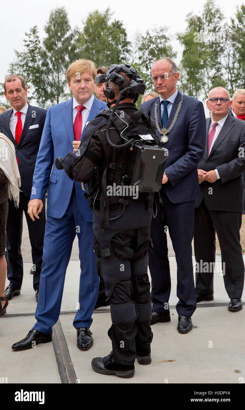 Deurningen, The Netherlands. 6th Oct, 2016. King Willem-Alexander of The Netherlands (2nd L) visits the Twente Safety Campus in Deurningen, The Netherlands, 6 October 2016. At the campus school children and the elderly how to react in dangerous situations. Photo: RPE/Albert Nieboer/ /POINT DE VUE OUT/dpa/Alamy Live News Stock Photo