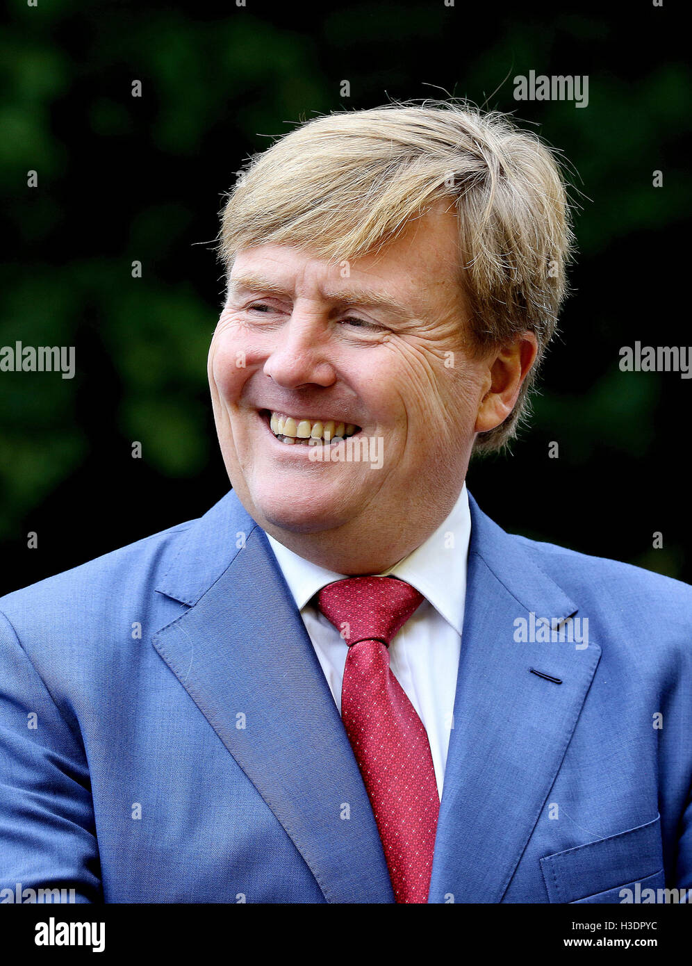 Deurningen, The Netherlands. 6th Oct, 2016. King Willem-Alexander of The Netherlands visits the Twente Safety Campus in Deurningen, The Netherlands, 6 October 2016. At the campus school children and the elderly how to react in dangerous situations. Photo: RPE/Albert Nieboer/ /POINT DE VUE OUT/dpa/Alamy Live News Stock Photo