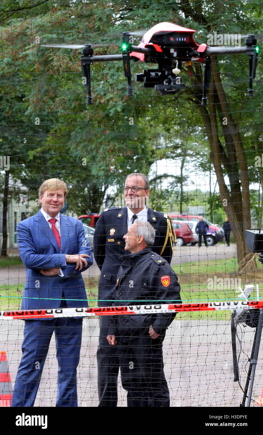 Deurningen, The Netherlands. 6th Oct, 2016. King Willem-Alexander of The Netherlands (L) visits the Twente Safety Campus in Deurningen, The Netherlands, 6 October 2016. At the campus school children and the elderly how to react in dangerous situations. Photo: RPE/Albert Nieboer/ /POINT DE VUE OUT/dpa/Alamy Live News Stock Photo
