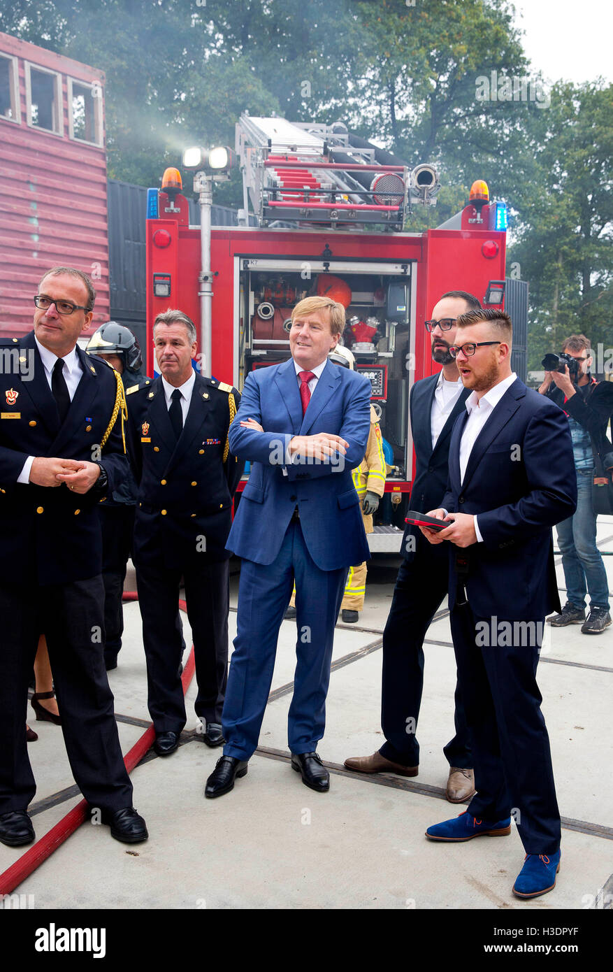 Deurningen, The Netherlands. 6th Oct, 2016. King Willem-Alexander of The Netherlands (C) visits the Twente Safety Campus in Deurningen, The Netherlands, 6 October 2016. At the campus school children and the elderly how to react in dangerous situations. Photo: RPE/Albert Nieboer/ /POINT DE VUE OUT/dpa/Alamy Live News Stock Photo