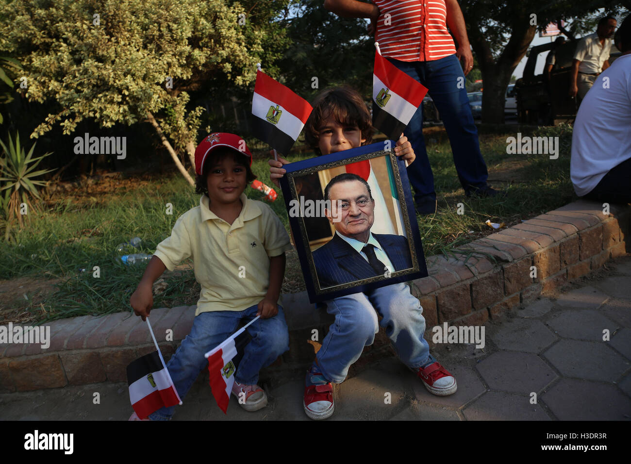 Cairo, Egypt. 6th Oct, 2016. Supporters of Egypt's former President Hosni Mubarak celebrate the 43rd anniversary of the October 6 War in 1973 against Israel outside Maadi Armed Forces Hospital in Cairo, Egypt, Oct. 6, 2016. © Ahmed Gomaa/Xinhua/Alamy Live News Stock Photo