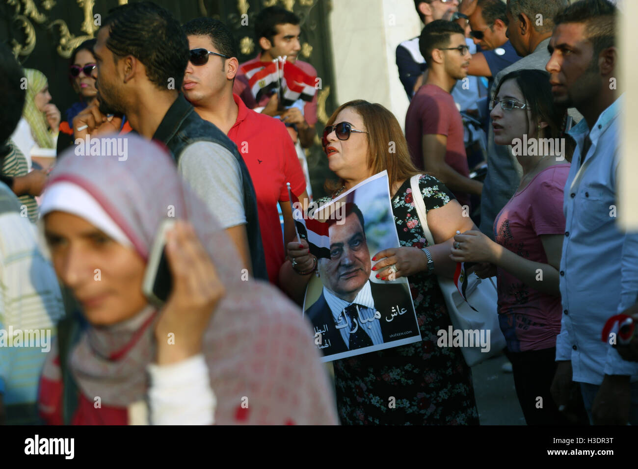 Cairo, Egypt. 6th Oct, 2016. Supporters of Egypt's former President Hosni Mubarak celebrate the 43rd anniversary of the October 6 War in 1973 against Israel outside Maadi Armed Forces Hospital in Cairo, Egypt, Oct. 6, 2016. © Ahmed Gomaa/Xinhua/Alamy Live News Stock Photo