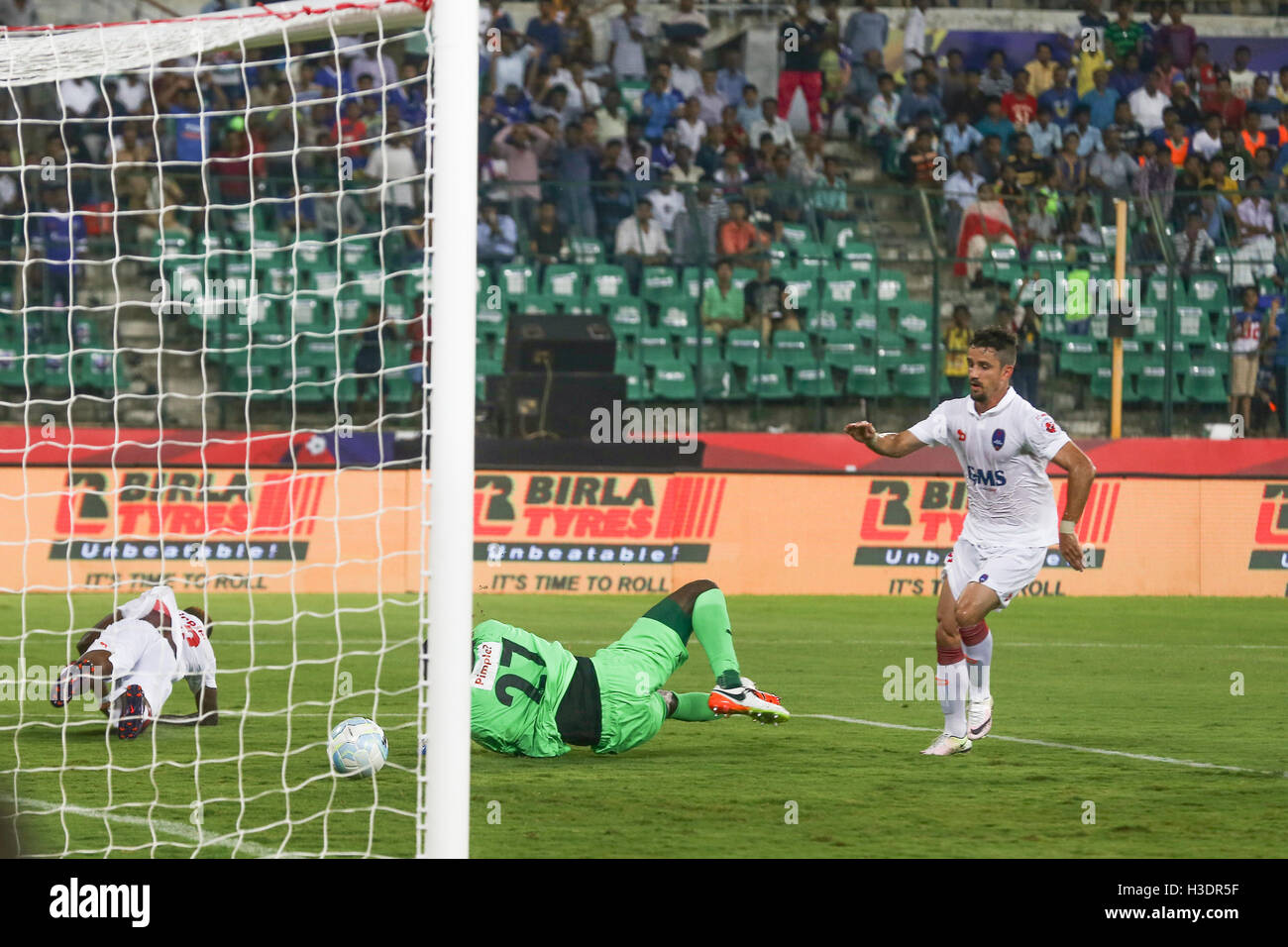 Chennai, India. 6th October, 2016.  Hero Indian Super  Leage: A classic goal by  Marcelo Pereira (A brazilian footballer) playing for  Delhi Dynamos FC in chennai on 6th Oct 2016, at Jawaharlal Nehru Stadium Credit:  SUKUMAR S/Alamy Live News Stock Photo