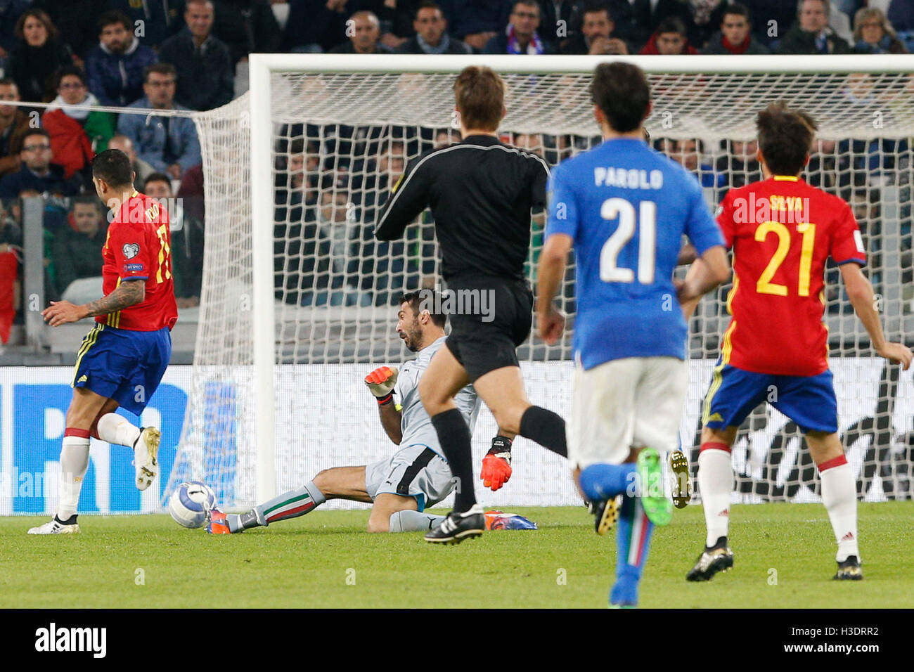 Juventus Stadium, Turin, Italy. 06th Oct, 2016. FIFA World Cup Qualifying Football. Italy versus Spain. Perez scores the goal for 0-1 for Spain past Buffon in the 55th minute Credit:  Action Plus Sports/Alamy Live News Stock Photo