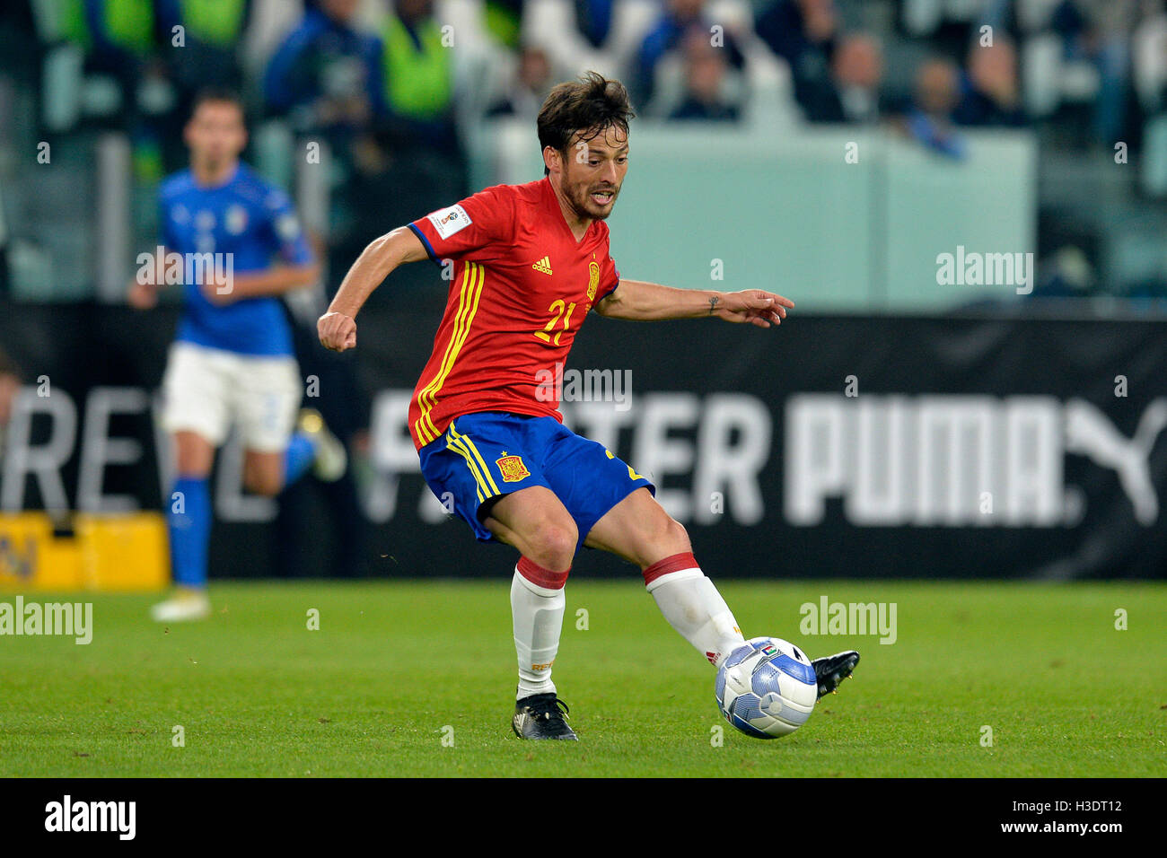 Juventus Stadium, Turin, Italy. 06th Oct, 2016. FIFA World Cup Qualifying Football. Italy versus Spain. David Silva plays the ball Credit:  Action Plus Sports/Alamy Live News Stock Photo