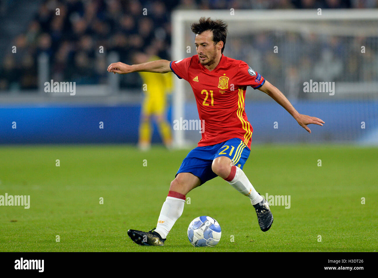 Juventus Stadium, Turin, Italy. 06th Oct, 2016. FIFA World Cup Qualifying Football. Italy versus Spain. David Silva plays the ball Credit:  Action Plus Sports/Alamy Live News Stock Photo