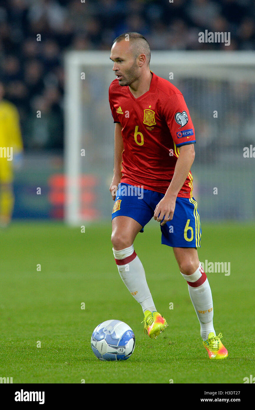 Juventus Stadium, Turin, Italy. 06th Oct, 2016. FIFA World Cup Qualifying Football. Italy versus Spain. Andres Iniesta on the ball Credit:  Action Plus Sports/Alamy Live News Stock Photo