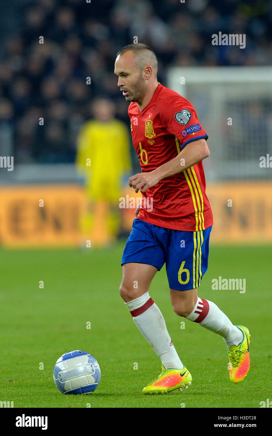 Juventus Stadium, Turin, Italy. 06th Oct, 2016. FIFA World Cup Qualifying Football. Italy versus Spain. Andres Iniesta on the ball Credit:  Action Plus Sports/Alamy Live News Stock Photo