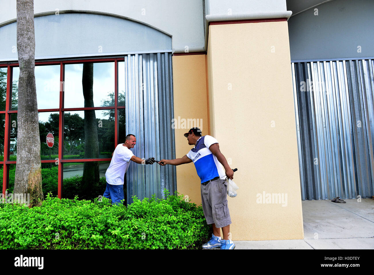 Hurricane shutters hires stock photography and images Alamy