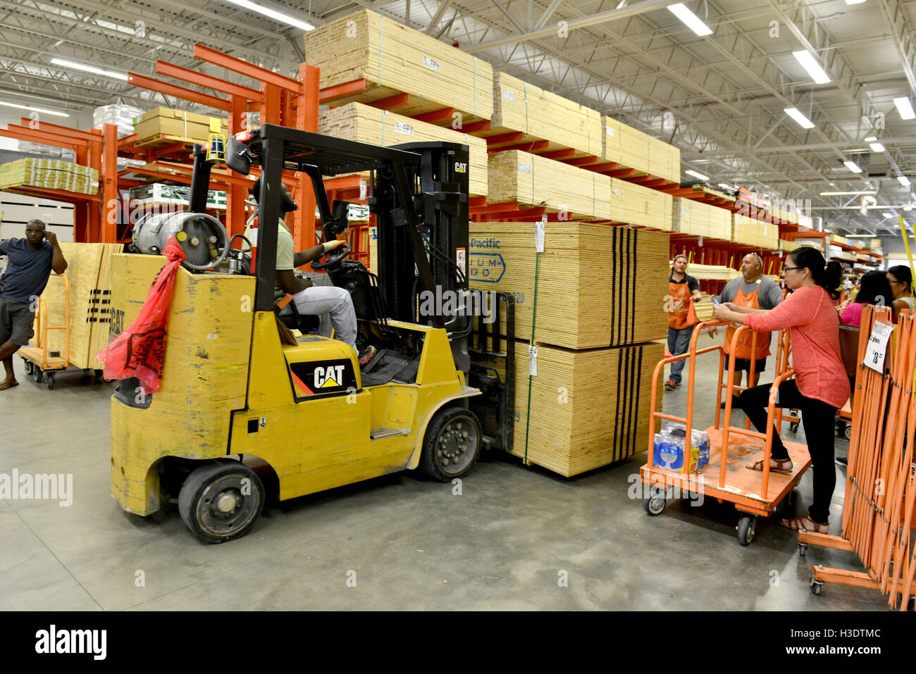 Home depot employee hi-res stock photography and images - Alamy