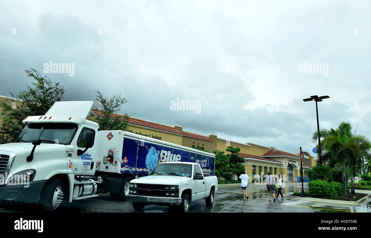 Miramar, FL, USA. 06th Oct, 2016. A natural gas truck arrive for delivery at Walmart as Hurricane Matthew approaches the area on October 6, 2015 in Miramar, Florida. The hurricane is expected to make landfall sometime this evening or early in the morning as a possible category 4 storm. Credit:  Mpi10/Media Punch/Alamy Live News Stock Photo