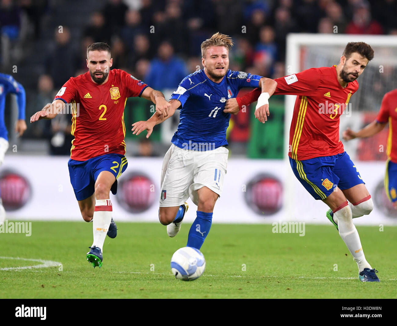 Turin, Italy. 6th Oct, 2016. Italy's Ciro Immobile vies with Spaine's Dani Carvajal(L) and Pique (R) during the World Cup 2018 football qualification match between Italy and Spain at the Juventus stadium in Turin, Italy, on Oct. 6, 2016. © Alberto Lingria/Xinhua/Alamy Live News Stock Photo