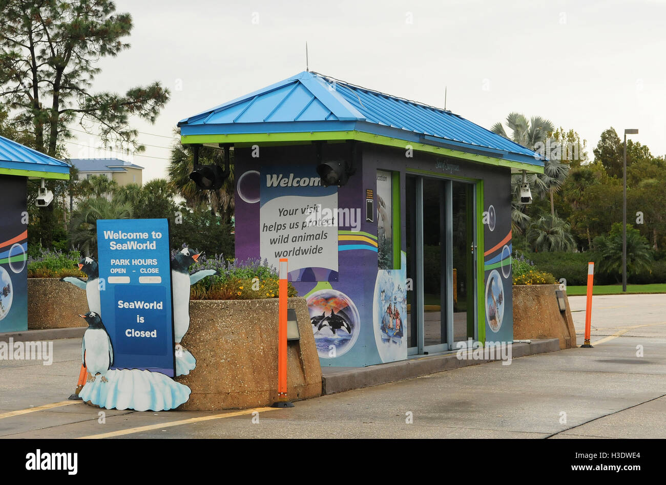 Orlando, Florida, USA. 6th October, 2016. Ticket booths at SeaWorld Orlando are seen closed at 2:00 p.m. on October 6, 2016 as Hurricane Matthew approached central Florida. The theme park will remain closed on Friday October 7 as the Category 4 storm brings hurricane force winds to the Orlando area. Walt Disney World announced that it will also close tomorrow. Credit:  Paul Hennessy/Alamy Live News Stock Photo