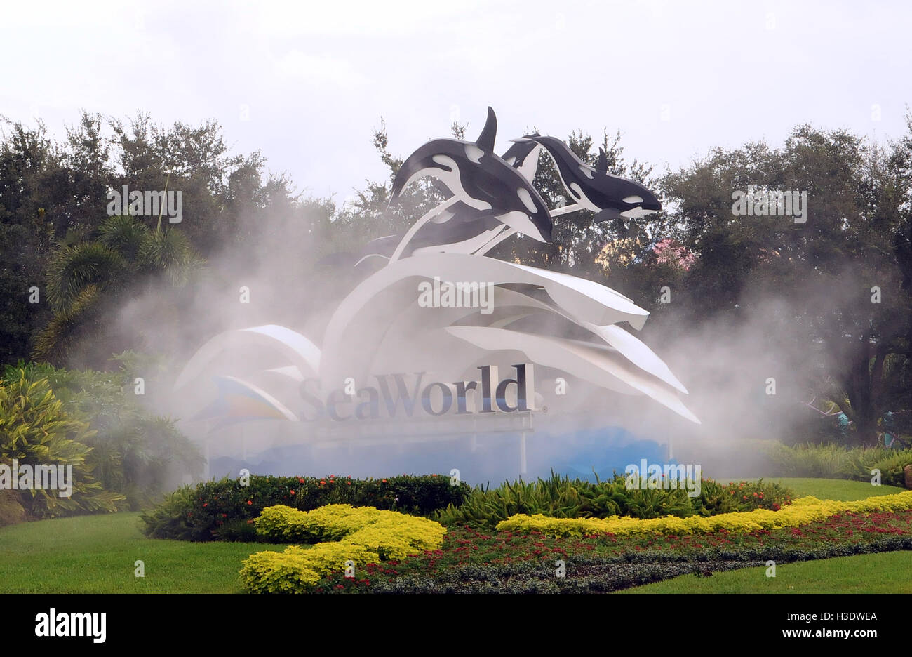Orlando, Florida, USA. 6th October, 2016. The entrance to SeaWorld Orlando is seen on October 6, 2016. The attraction closed at 2:00 p.m. on October 6 as Hurricane Matthew approached central Florida. The theme park will remain closed on Friday October 7 as the Category 4 storm brings hurricane force winds to the Orlando area. Walt Disney World announced that it will also close tomorrow. Credit:  Paul Hennessy/Alamy Live News Stock Photo