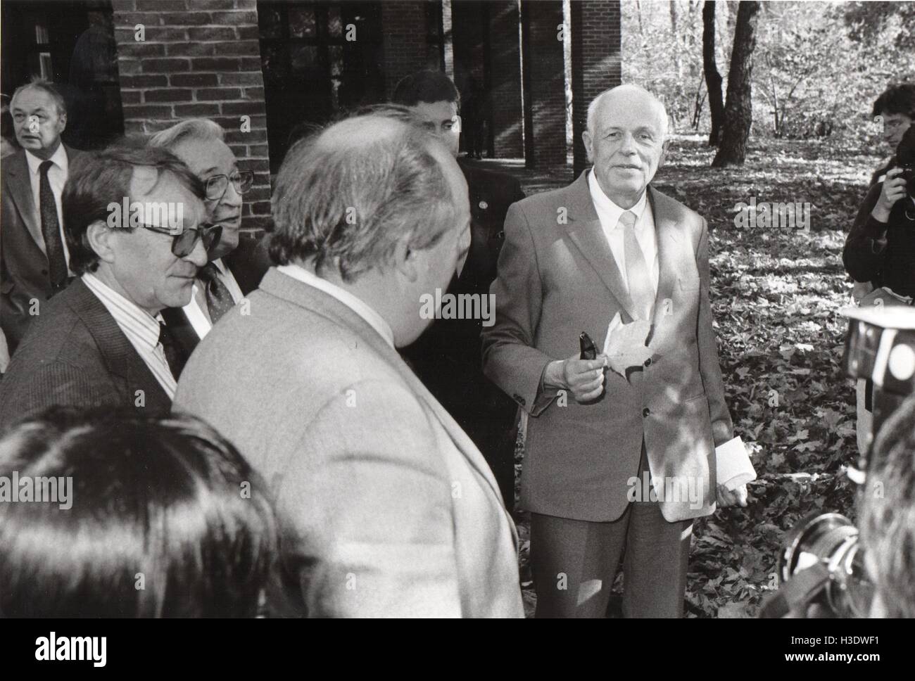 Somerville, Massachusetts, USA. 7th Nov, 1988. ANDRE SAKHAROV, dissident Soviet scientist, father of the Soviet hydrogen bomb, and Nobel winner, in his first press conference in the United States at the American Academy of Arts and Sciences in Somerville, Massachusetts. He spoke about, among other things, the political situation in the Soviet Union between the Armenians and Azerbaijanis and suggests that the government step in and stop the killing of Armenians in Azerbaijan. © Kenneth Martin/ZUMA Wire/Alamy Live News Stock Photo