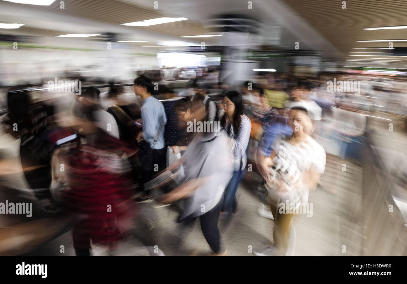 Los Angeles, California, USA. 11th Sep, 2016. People rush to work and ...