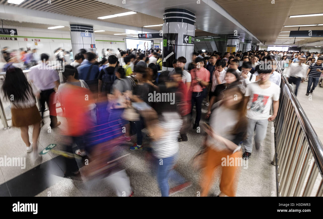 Los Angeles, California, USA. 11th Sep, 2016. People rush to work and ...