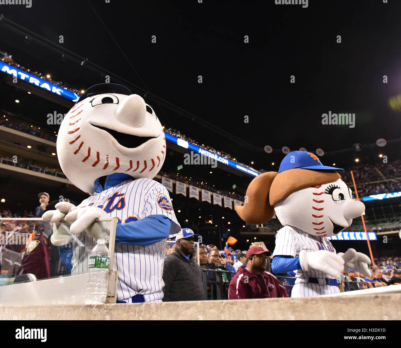 Flushing, New York, USA. 5th Oct, 2016. (L-R) Mr. Met, Mrs. Met (Mets) MLB : Mr. Met and Mrs. Met, the official mascots of the New York Mets, are seen during the National League Wild Card Game against the San Francisco Giants at Citi Field in Flushing, New York, United States . Credit:  Hiroaki Yamaguchi/AFLO/Alamy Live News Stock Photo