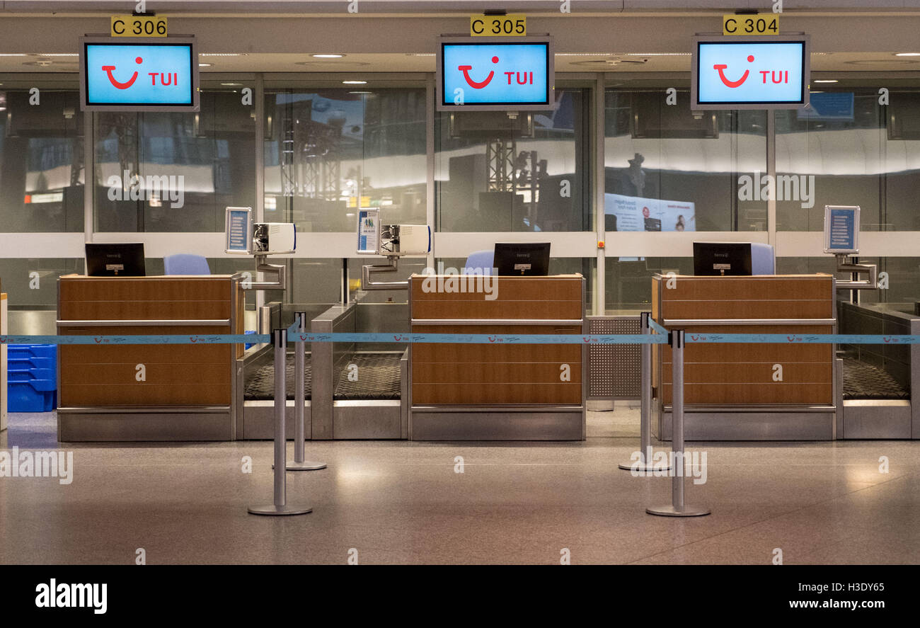 Hanover, Germany. 7th Oct, 2016. An empty TUI check-in counter at the airport in Hanover, Germany, 7 October 2016. Airline Tuifly has had to cancel some flights due to crew shortages. PHOTO: PETER STEFFEN/DPA/Alamy Live News Stock Photo