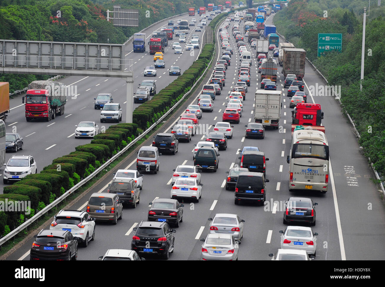 (161007) -- WUXI, Oct. 7, 2016 (Xinhua) -- Vehicles run on a highway at the Wuxi section in east China's Jiangsu Province, Oct. 6, 2016. The country witnessed a travel peak on the last two days of the week-long National Day holiday as people started to return to school and work. (Xinhua/Huan Yueliang) (ry) Stock Photo