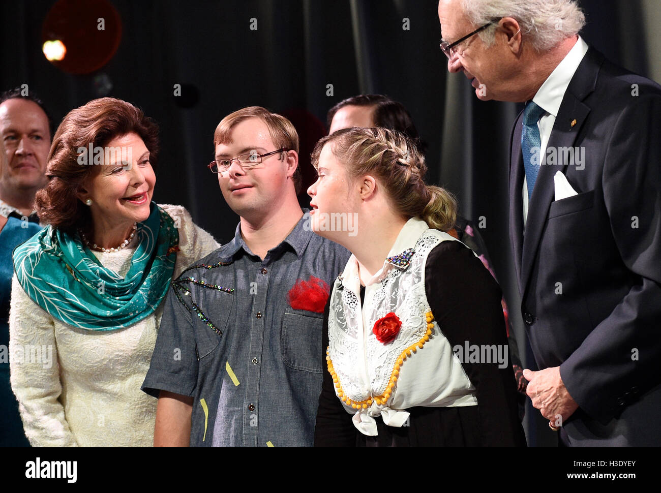 Berlin, Germany. 07th Oct, 2016. PICTURES RESENT -ADDS NAMES OF PERFORMERS - King Carl Gustaf (r) and Queen Silvia (l) of Sweden thank Chamaeleon Theater members Friederike Ronacher (2.f.r.) and Florian Klotz for their performance, in Berlin, Germany, 07 October 2016. The Swedish royal couple is on a 4-day visit to Germany. PHOTO: RAINER JENSEN/DPA/Alamy Live News Stock Photo
