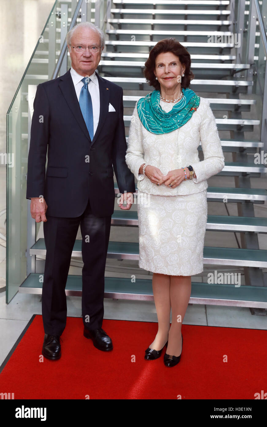 Berlin, Germany. 07th Oct, 2016. Queen Silvia of Sweden and King Carl XVI Gustaf of Sweden visit the 'Felleshus' in the nordic embassies in Berlin, 7 October 2016. The Swedish royal couple are visiting Germany for four days. Photo: Jörg Carstensen/dpa/Alamy Live News Stock Photo