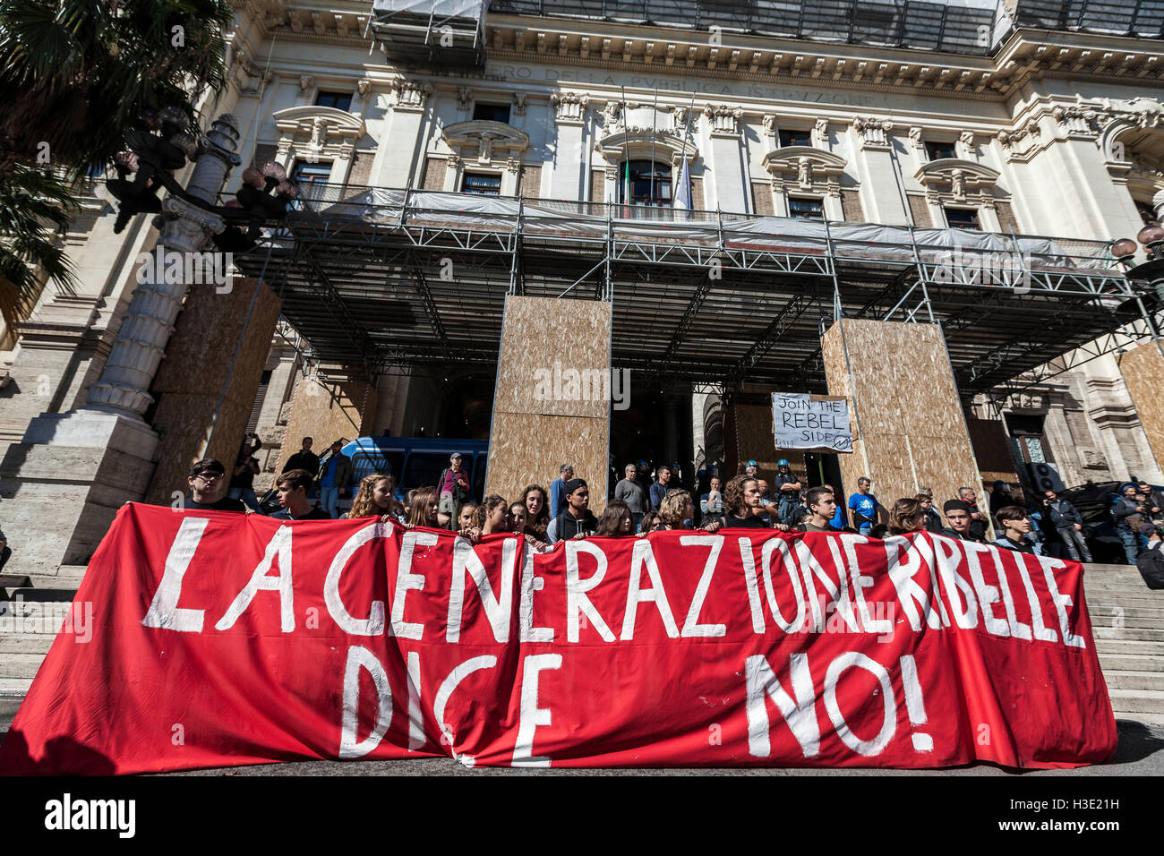 Rome, Italy. 07th October, 2016. Students hold a banner at the italian Ministry of Education, University and Research (MIUR) during a demonstration to protest against Italian Prime Minister Matteo Renzi's 'the Good School' education reform in Rome, Italy on 07th October, 2016. Thousands of students take to the streets in Rome to protest against Prime Minister Matteo Renzi's 'the Good School' education reform and to ask policies for the right to education in order to achieve free education. Credit:  Giuseppe Ciccia/Alamy Live News Stock Photo