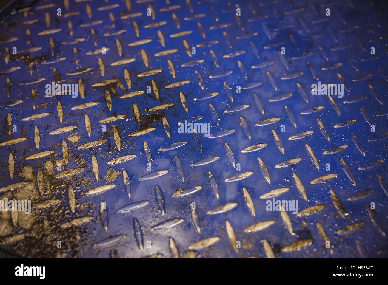 Blue hydraulic lift hi-res stock photography and images - Alamy
