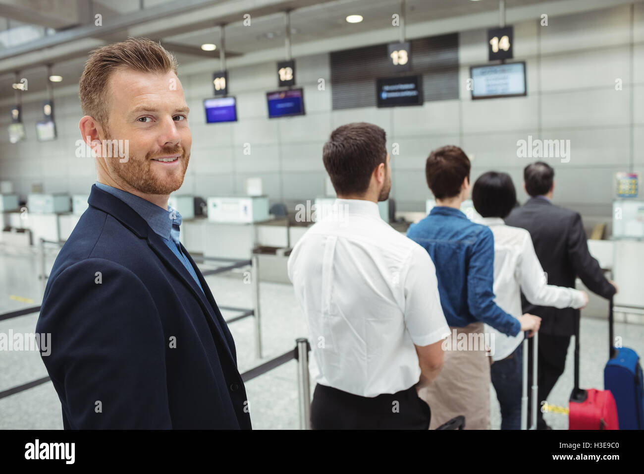 Аэропорт пассажир сидит. Conveyor belt airport. Пассажиры в аэропорту. Passengers waiting. Очередь на посадку в аэропорту.
