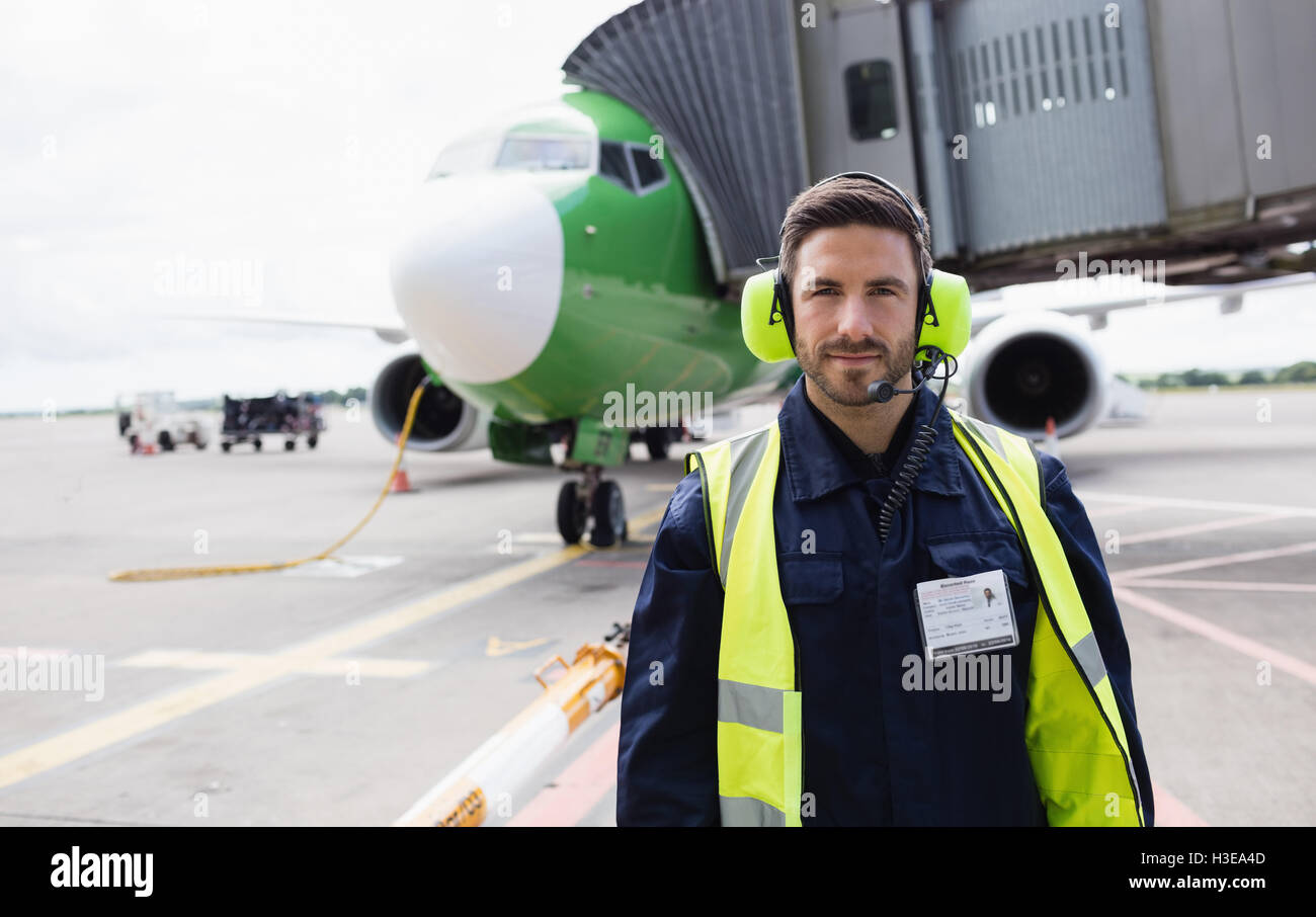 Airport ground crew hi-res stock photography and images - Alamy