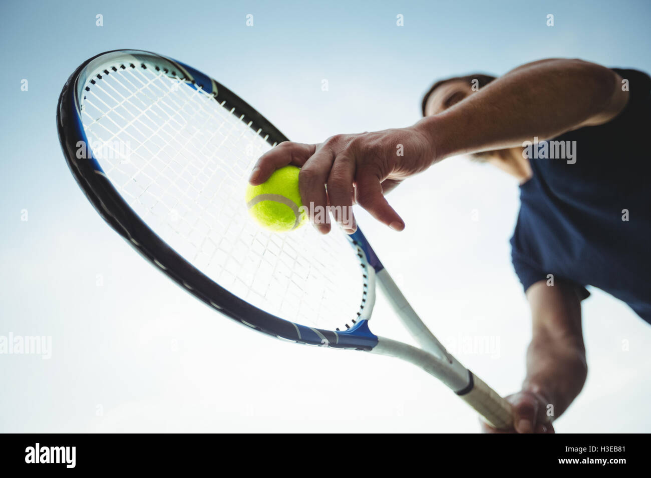Man with tennis racket ready to serve Stock Photo Alamy