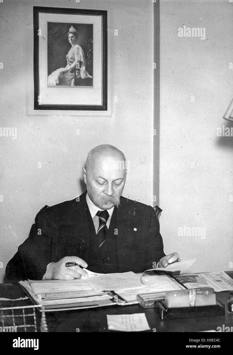 PIETER SJOERDS GERBRANDY (1885-1961) Duitch prime Minister at his London office in 1941 with photo of Queen Wilhelmina behind Stock Photo