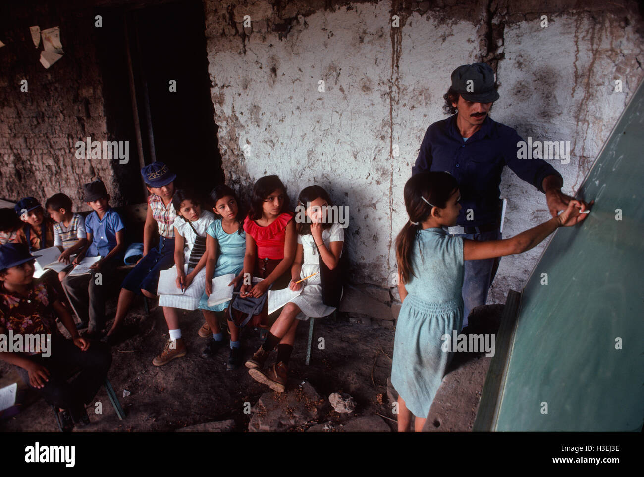 Children in war zones hi-res stock photography and images - Alamy