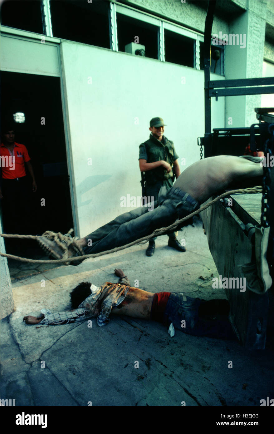 CUSCATANCINGO, SAN SALVADOR, EL SALVADOR,  28th March 1982: Soldiers load the bodies of dead guerrillas into an army truck. Stock Photo