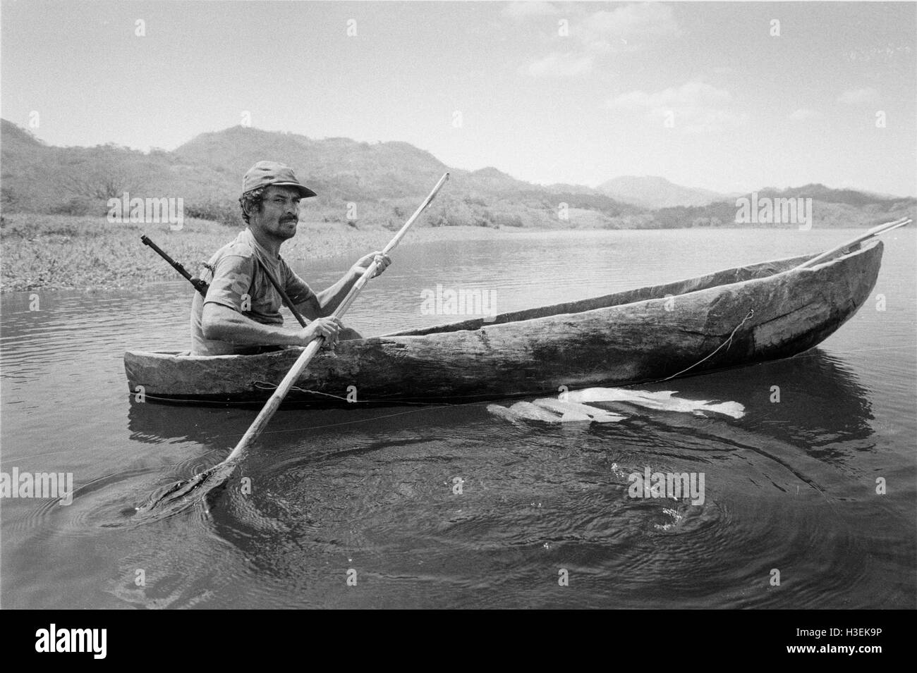 Ceron Grande lake, El Salvador, February 1984 : Guerrillas from the FPL bring in their catch after fishing all night. Stock Photo