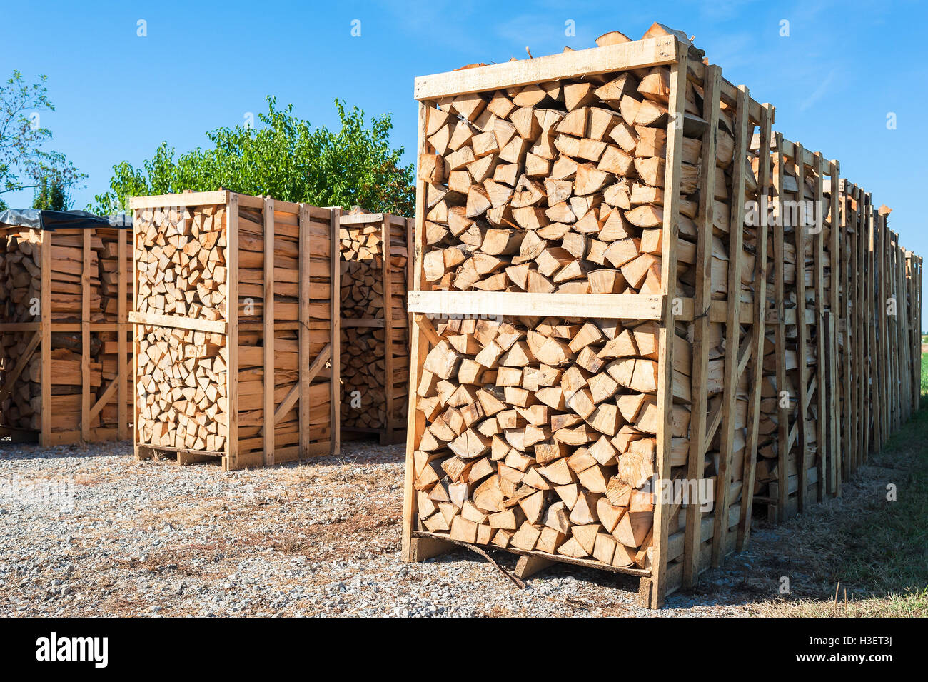 Wood pallet fire hires stock photography and images Alamy