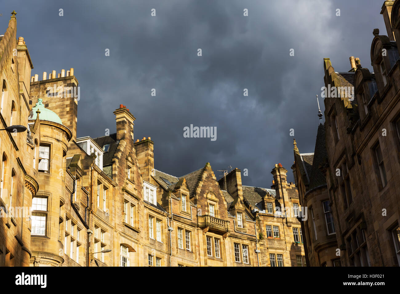 historic buildings at the Cockburn Street in the old town of Edinburgh, Scotland Stock Photo