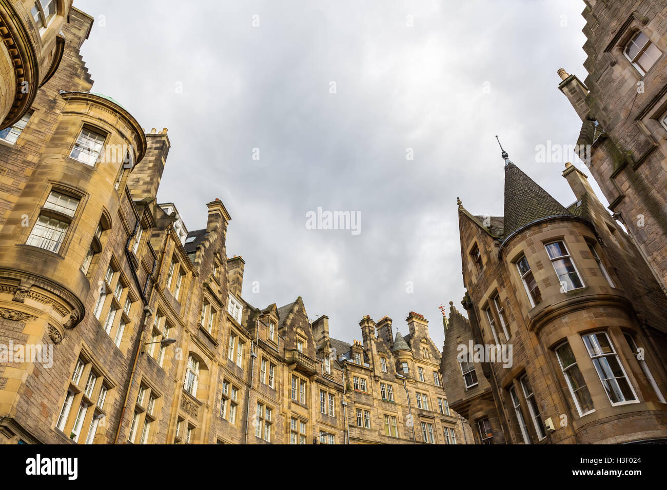 historic buildings at the Cockburn Street in the old town of Edinburgh, Scotland Stock Photo