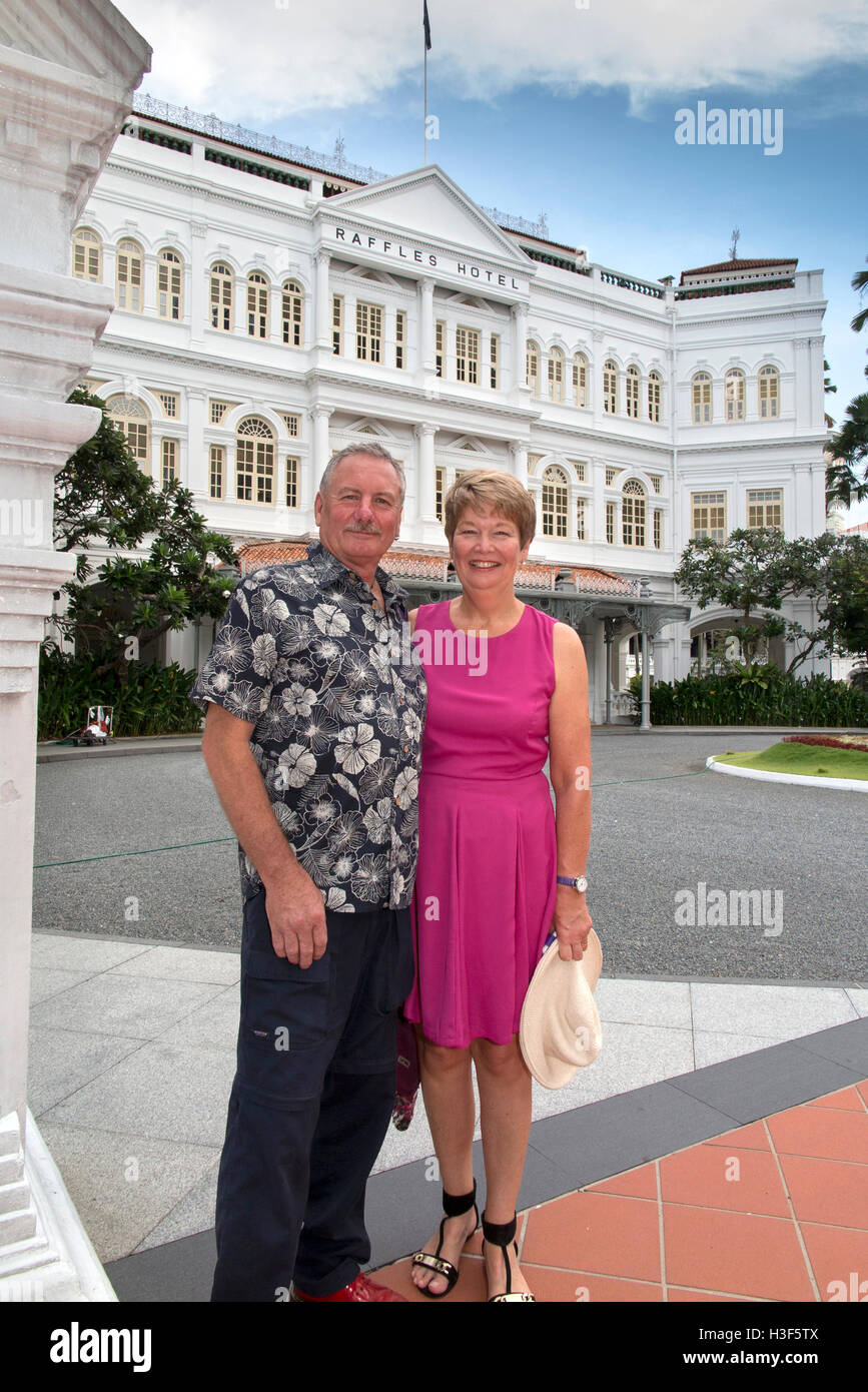 Singapore, Beach Road, western couple outside Raffles Hotel Stock Photo