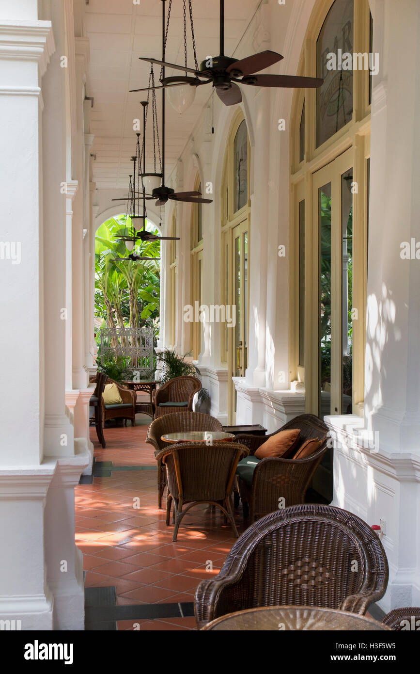 S1182Singapore, Beach Road, Raffles Hotel, seats in shady verandah Stock Photo