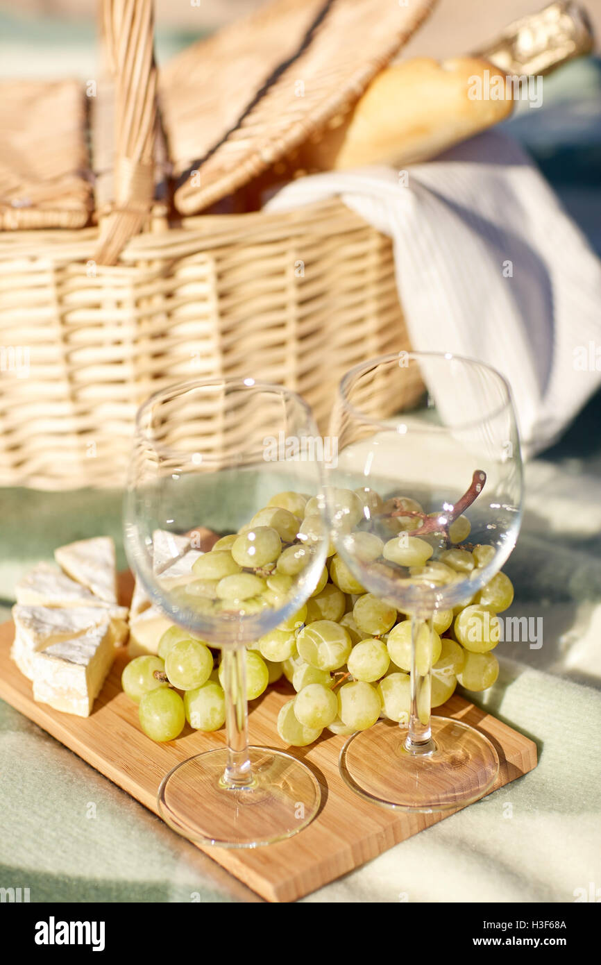 picnic basket with wine glasses and food on beach Stock Photo Alamy