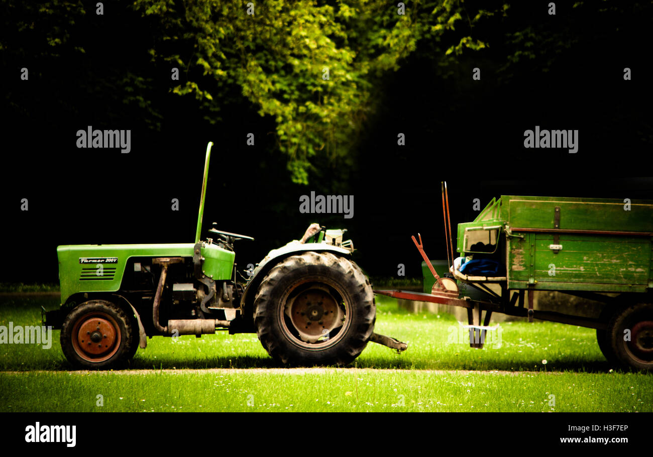 Green old tractor Stock Photo - Alamy