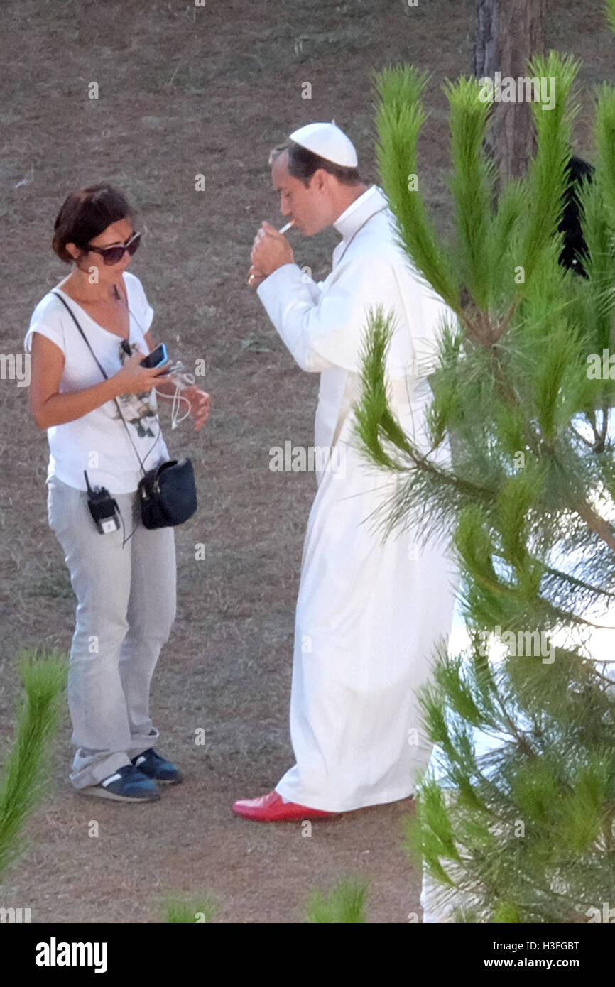 Jude Law on the set of 'The Young Pope'. Jude takes a cigarette break  Featuring: Jude Law Where: Rome, Italy When: 04 Aug 2015 Stock Photo