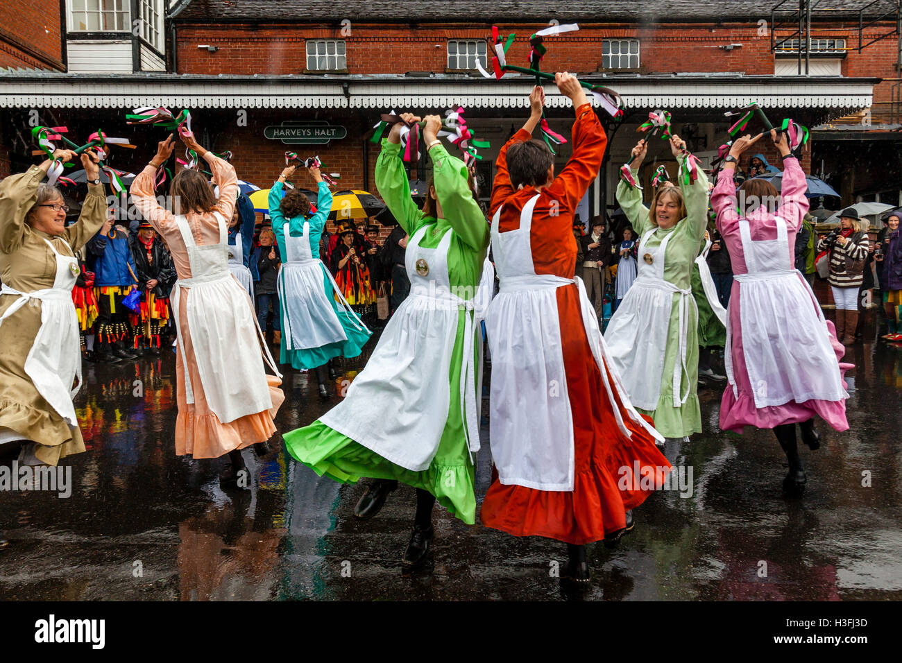 The Knots Of May Female Morris Dancers Performing At The 'Dancing In The Old' Event Held Annually In Lewes, Sussex, UK Stock Photo