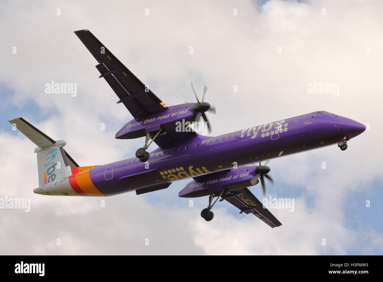 Flybe De Havilland Canada Dash DHC-8 402Q G-JEDP landing at Birmingham Airport, UK Stock Photo