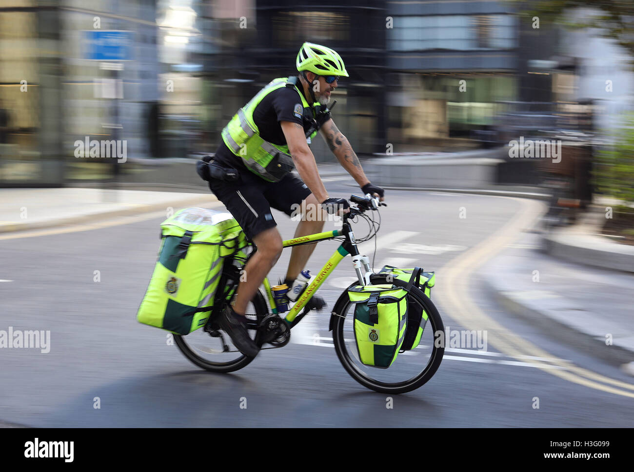 cycle medic bicycle ambulance rapid response Stock Photo