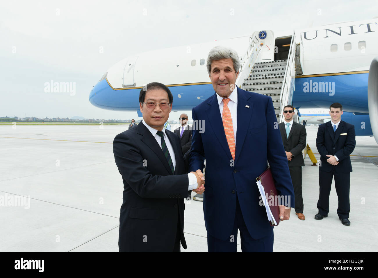 U.S.Secretary of State John Kerry shakes hands with Counselor from China Ministry of Foreign Affairs Song Binlin in Hangzhou, China on September 5, 2016. Stock Photo