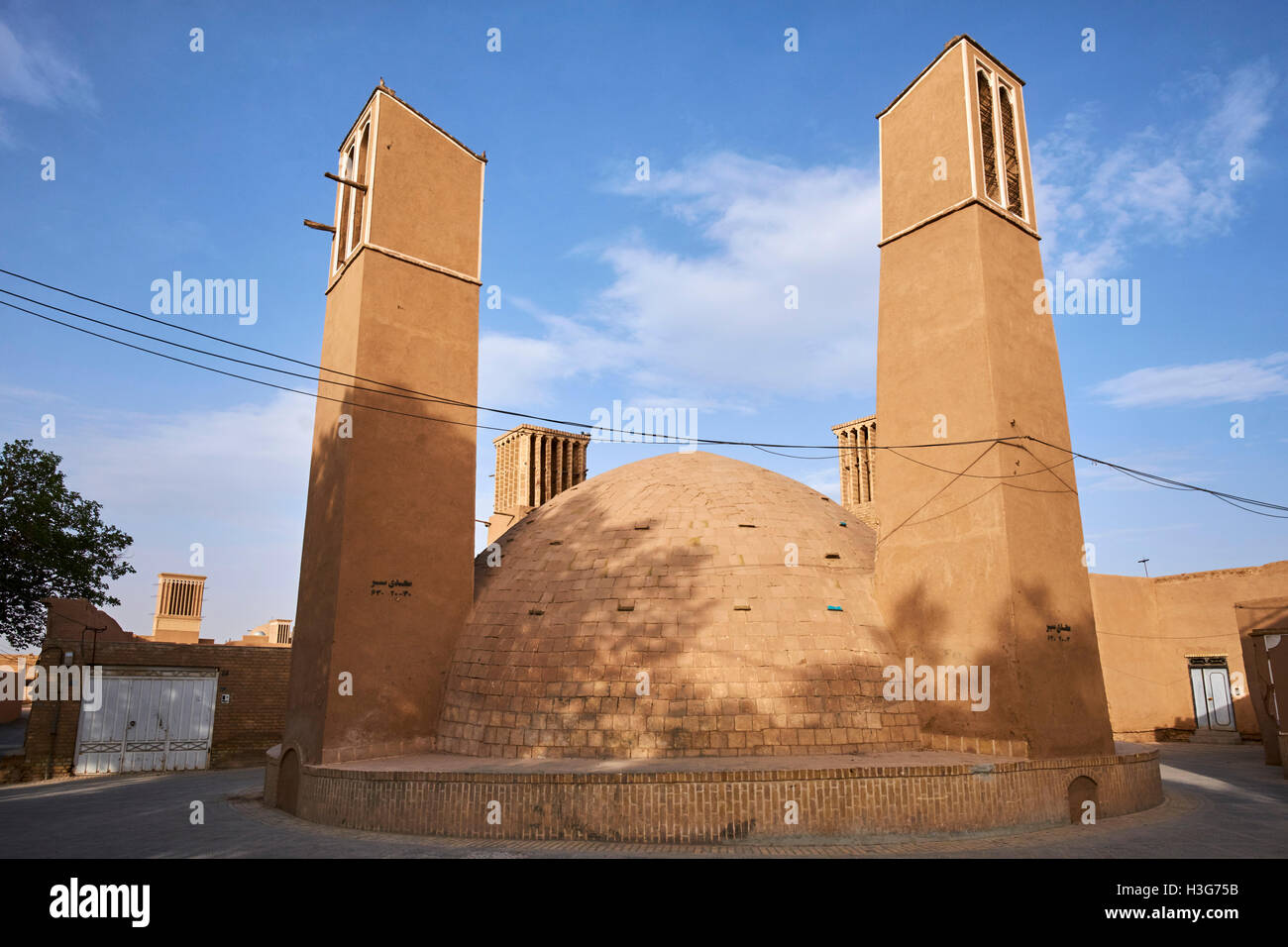 Iran, Yazd province, Yazd, old water reservoir surrounded by 4 windtowers Stock Photo