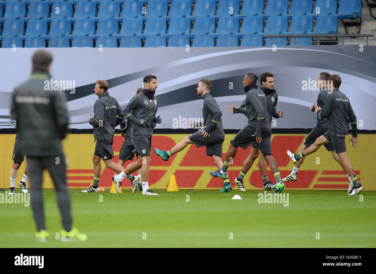 Hamburg, Germany. 7th Oct, 2016. The players of the German national soccer team train in the Volksparstadium in Hamburg, Germany, 7 October 2016. Germany is to play against the Czech Prepublic to qualify for the World Cup on the 8 October 2016. Photo: Daniel Bockwoldt/dpa/Alamy Live News Stock Photo